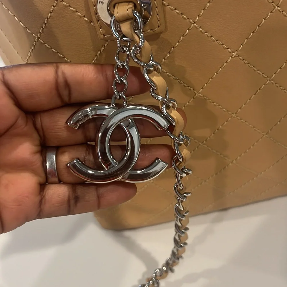 CHANEL Matelasse Chain Tote Bag Leather Beige Silver - Picture 9 of 16
